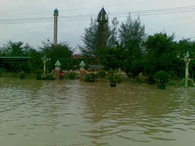 Banjir menggenangi monumen